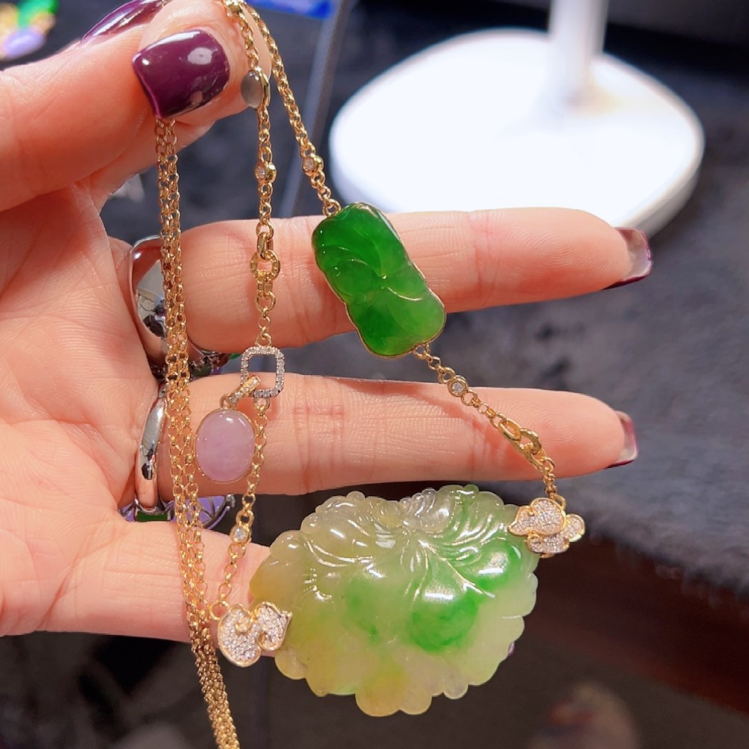 翡翠颈饰18K金镶嵌遇**妮签收后24小时鉴赏期