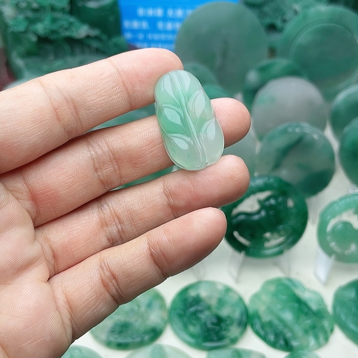 颈饰未镶嵌石英质玉