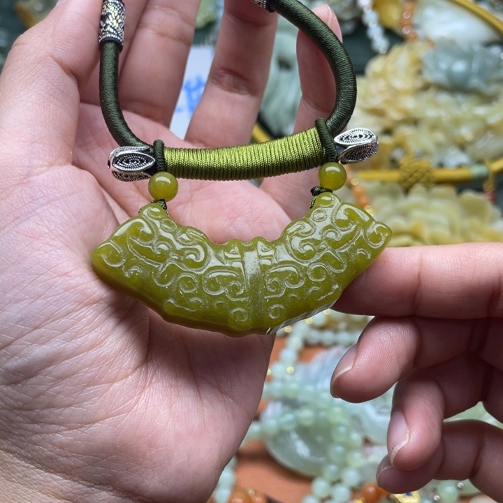 蛇纹石玉吊坠合金
