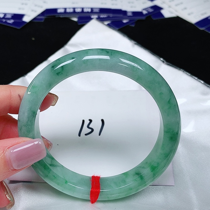 翡翠手镯未镶嵌翡翠手镯未镶嵌