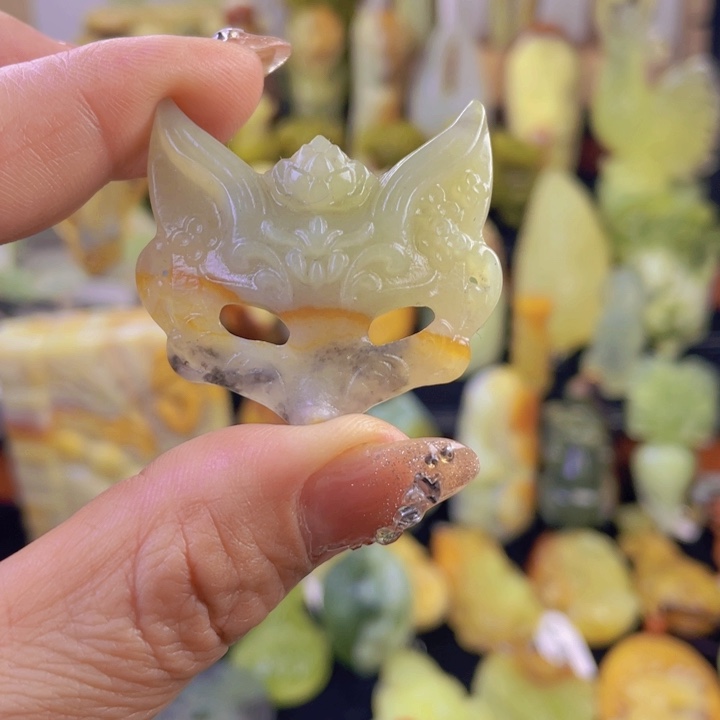 蛇纹石玉颈饰未镶嵌