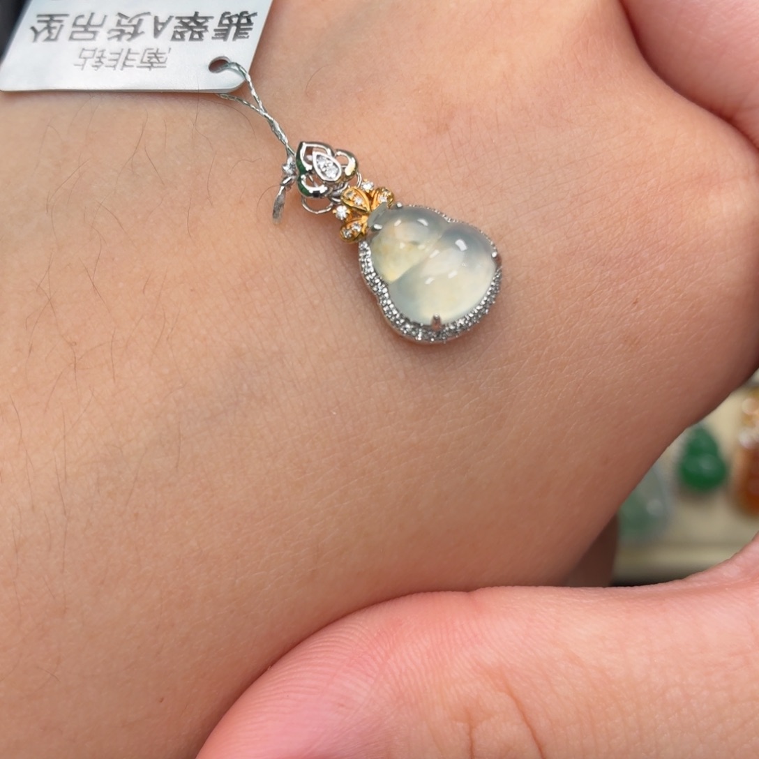 颈饰18K金镶嵌翡翠