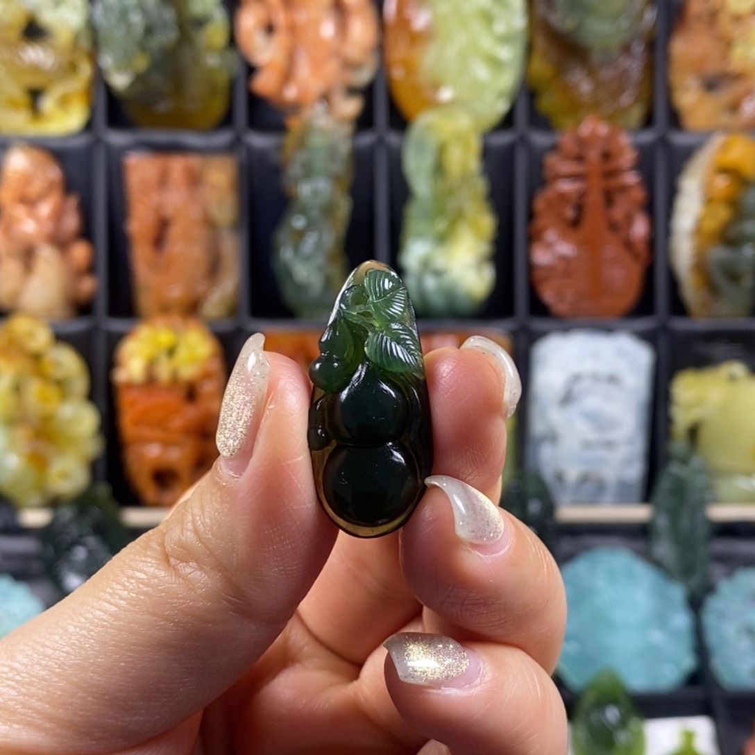 蛇纹石玉颈饰合金