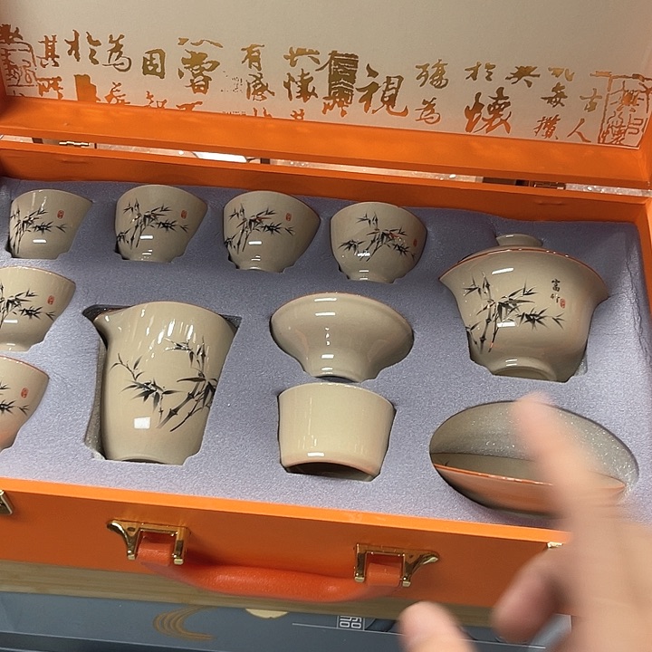 孤品茶具套装等。        