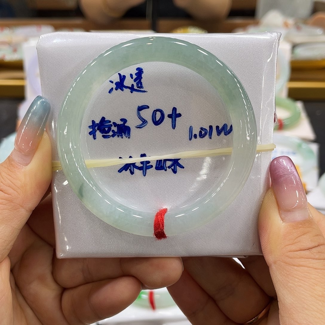 翡翠手镯未镶嵌翡翠