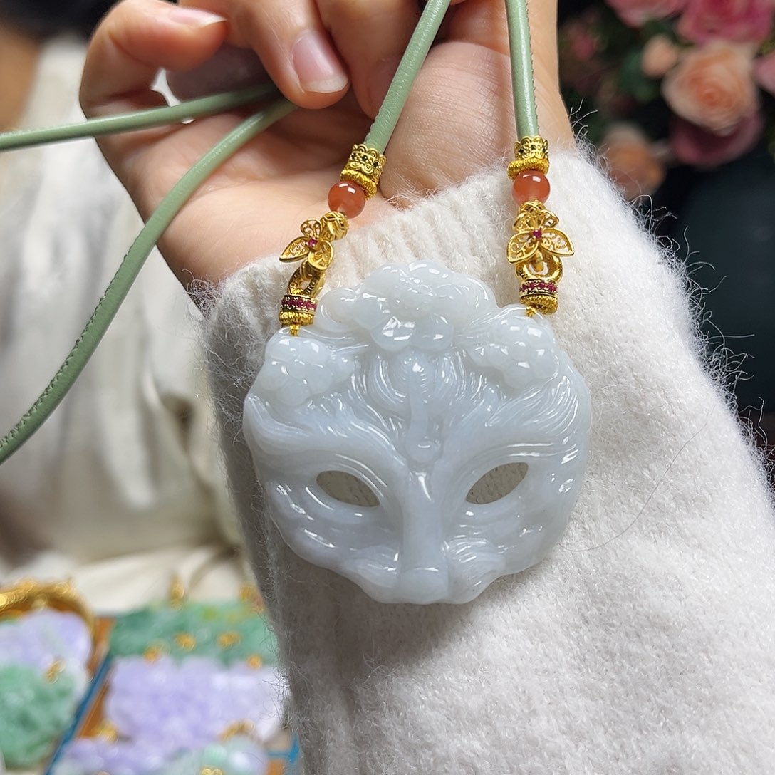翡翠颈饰未镶嵌面具