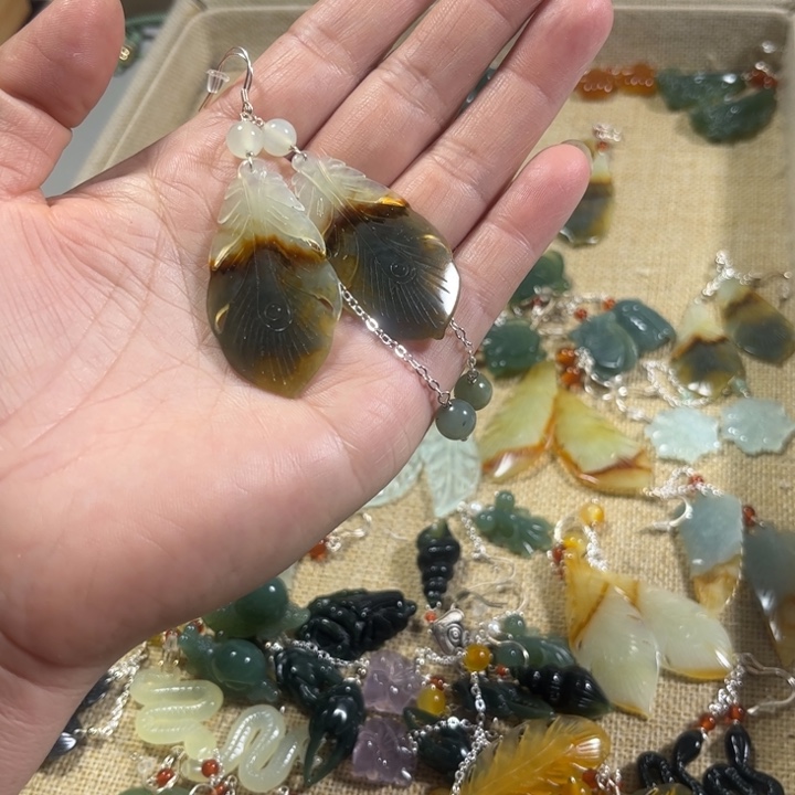 蛇纹石玉耳饰合金