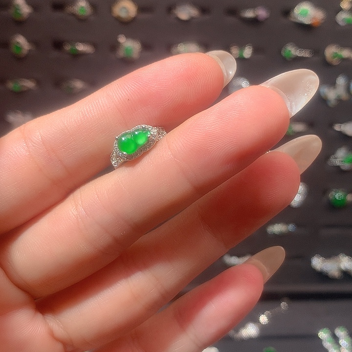 G***k翡翠银S925镶嵌耳饰葫芦