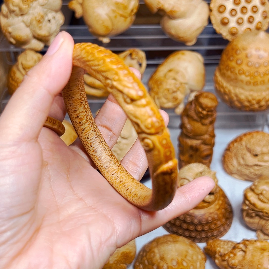 小***爷竹根雕竹雕镯子。        