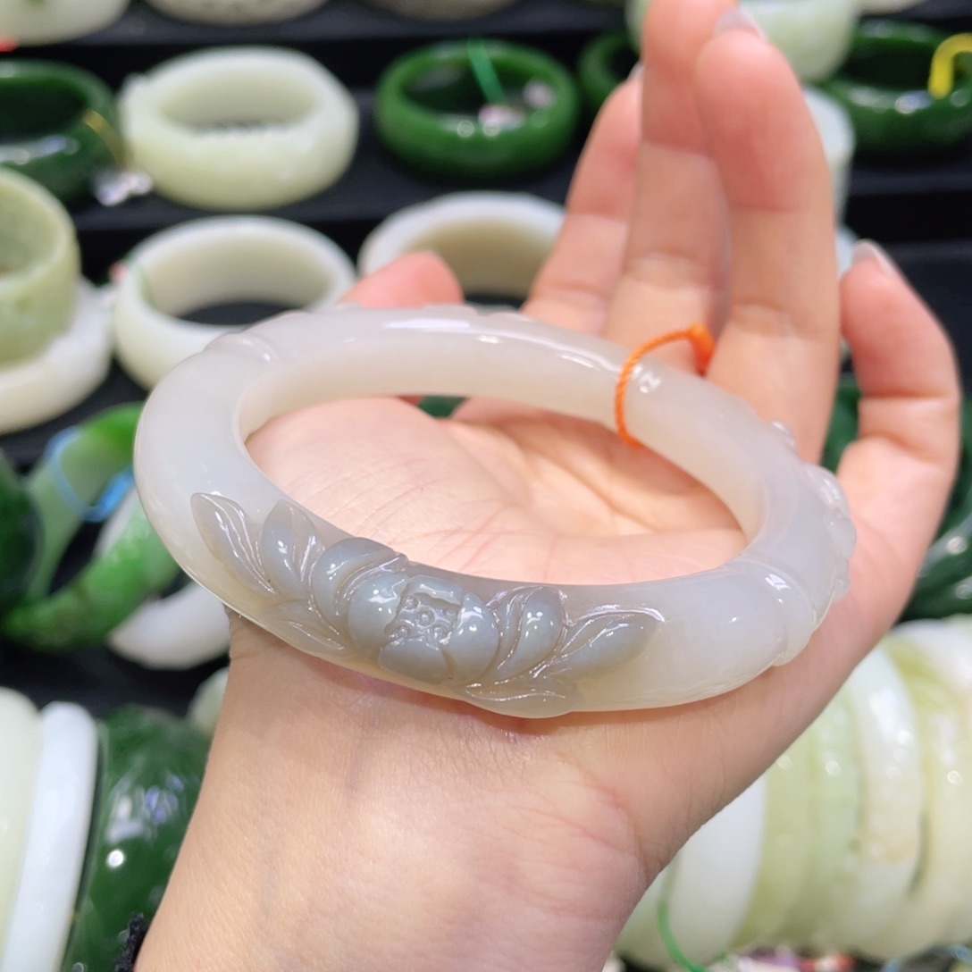 未镶嵌手镯和田玉71。   圈口62+