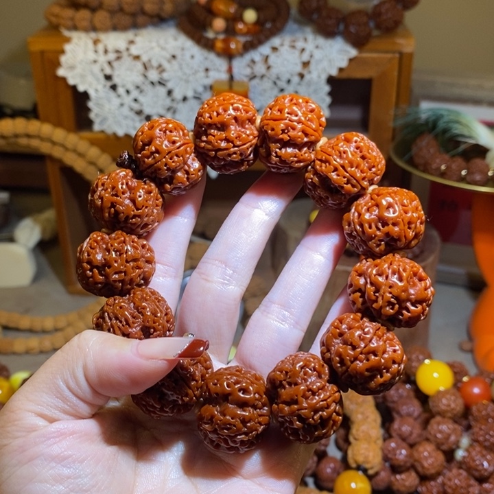 R***、手串金刚菩提255玉华蜂王满肉梅花桩一物