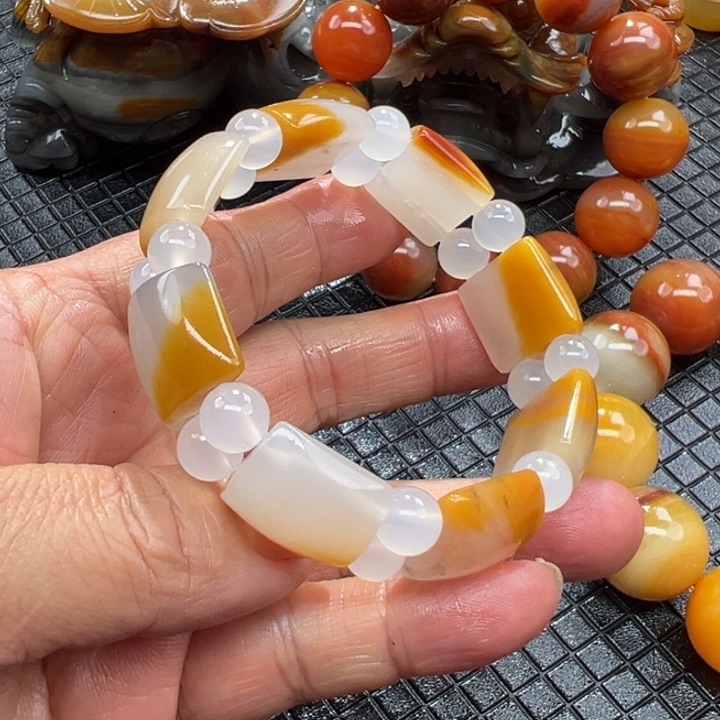 石英质玉（黄龙玉）颈饰合金