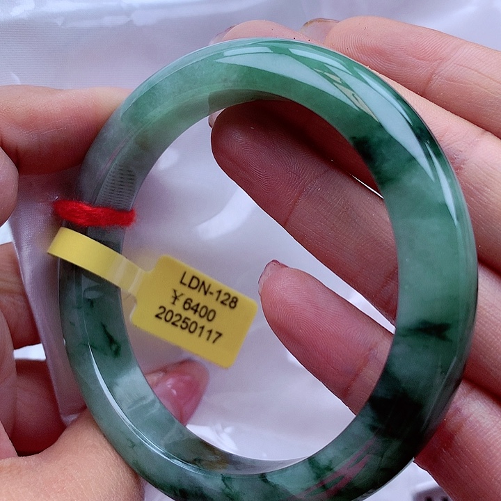 翡翠手镯未镶嵌翡翠