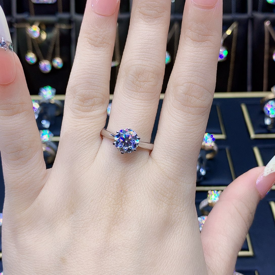 18K金镶嵌合成碳硅石（莫桑石）戒指/指环?**?