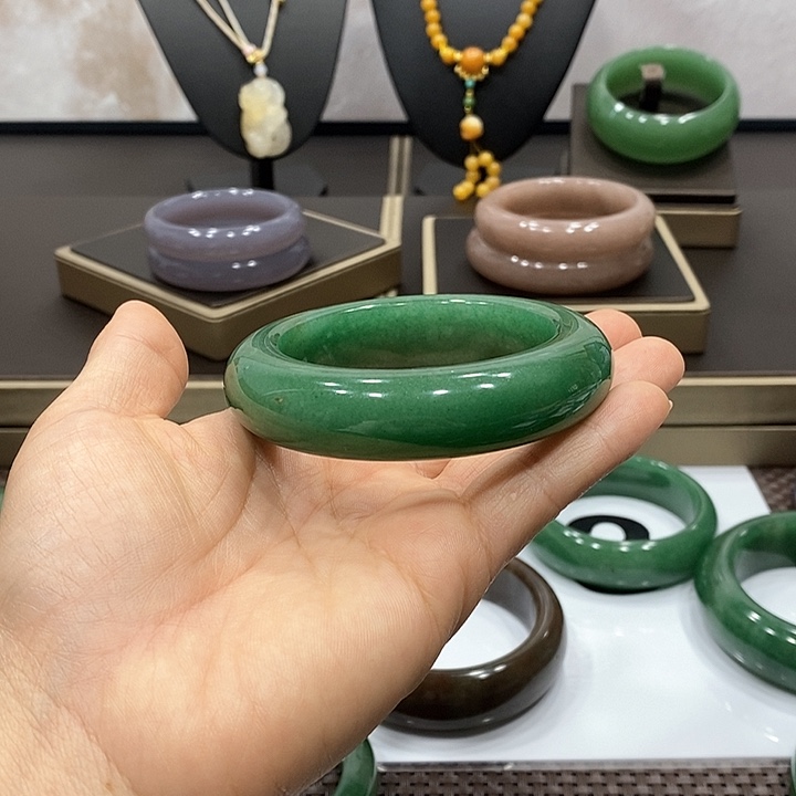 东陵石颈饰未镶嵌