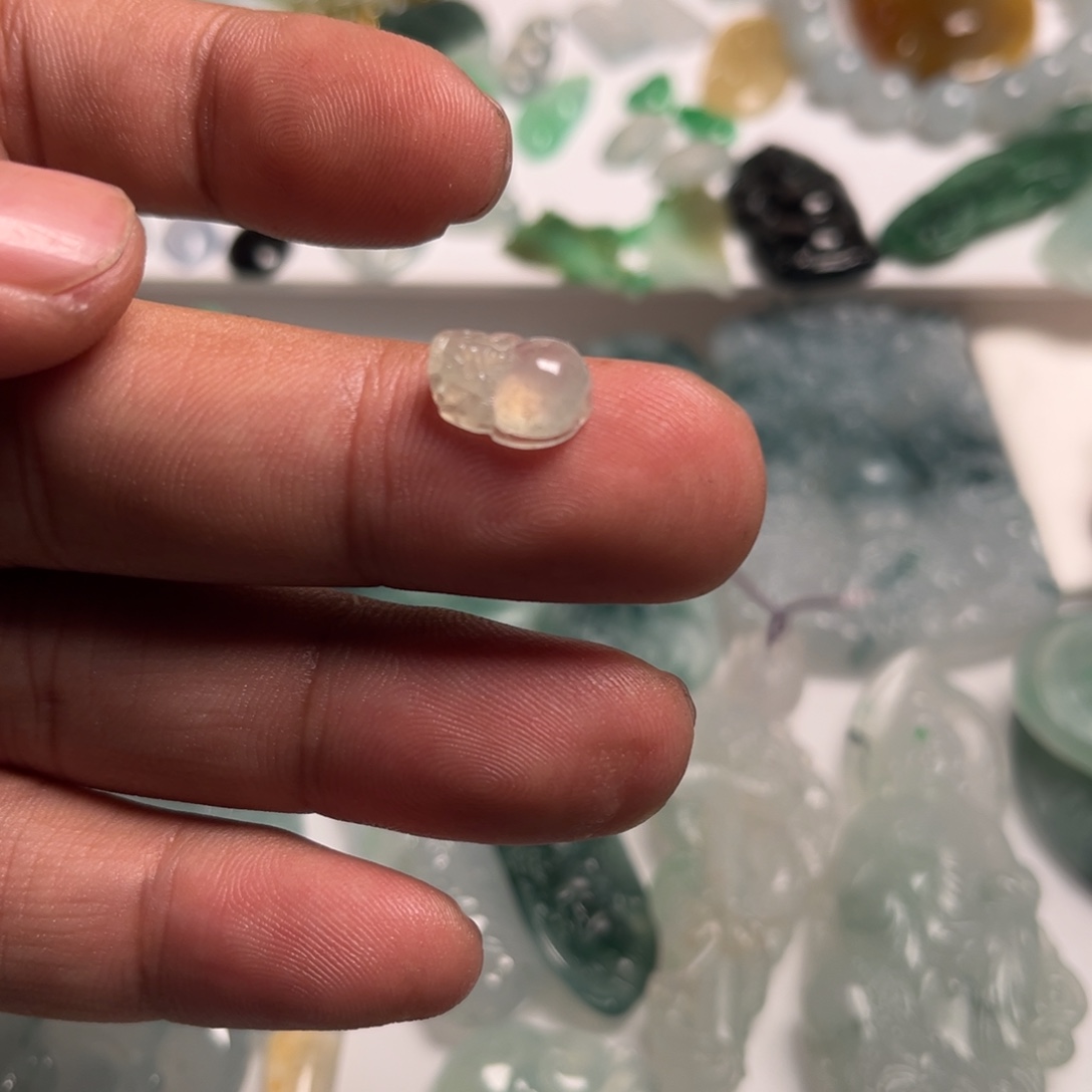 吃***困翡翠未镶嵌颈饰天然翡翠