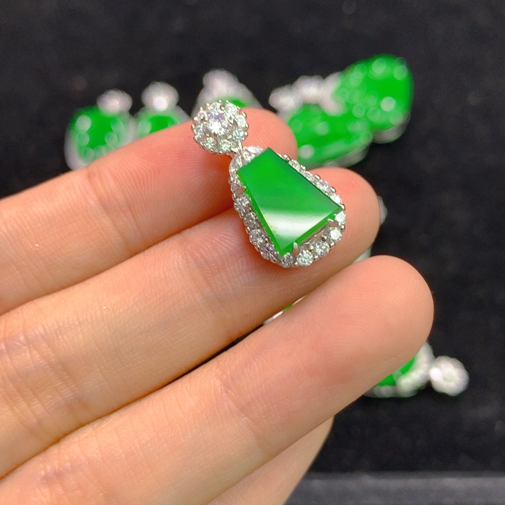 翡翠银S925镶嵌颈饰一个