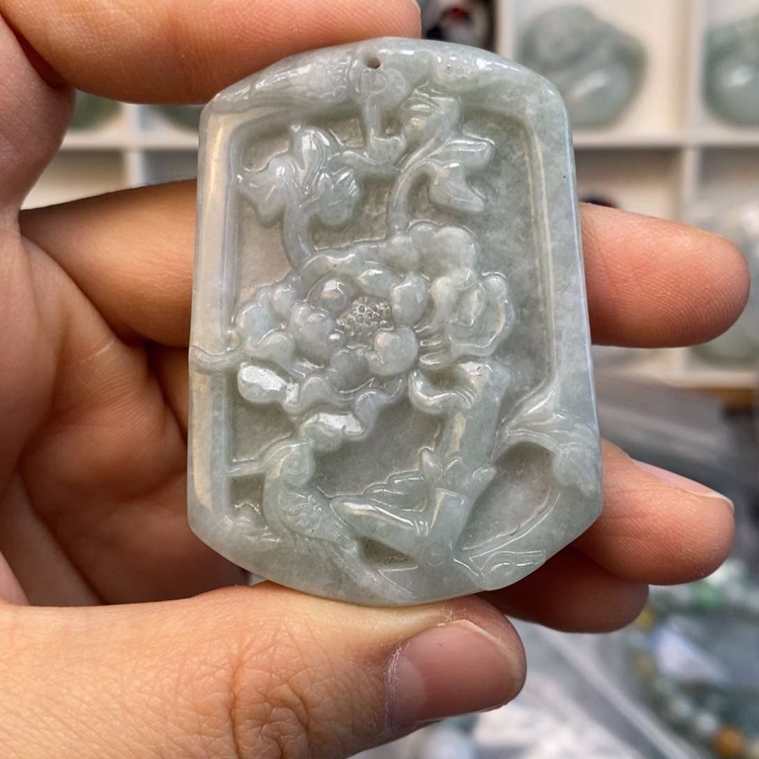 翡翠颈饰未镶嵌牡丹花