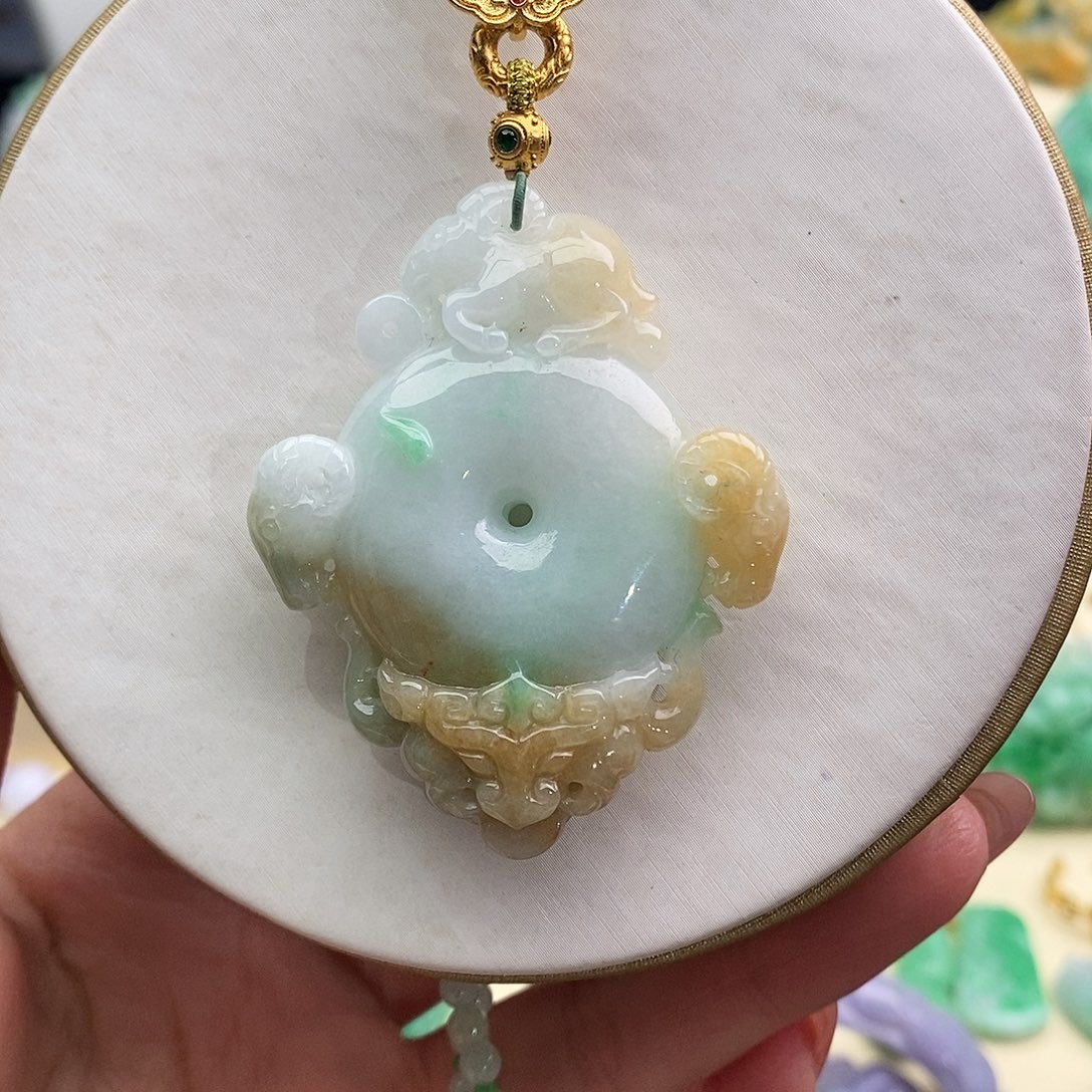 翡翠未镶嵌吊坠(赠链)