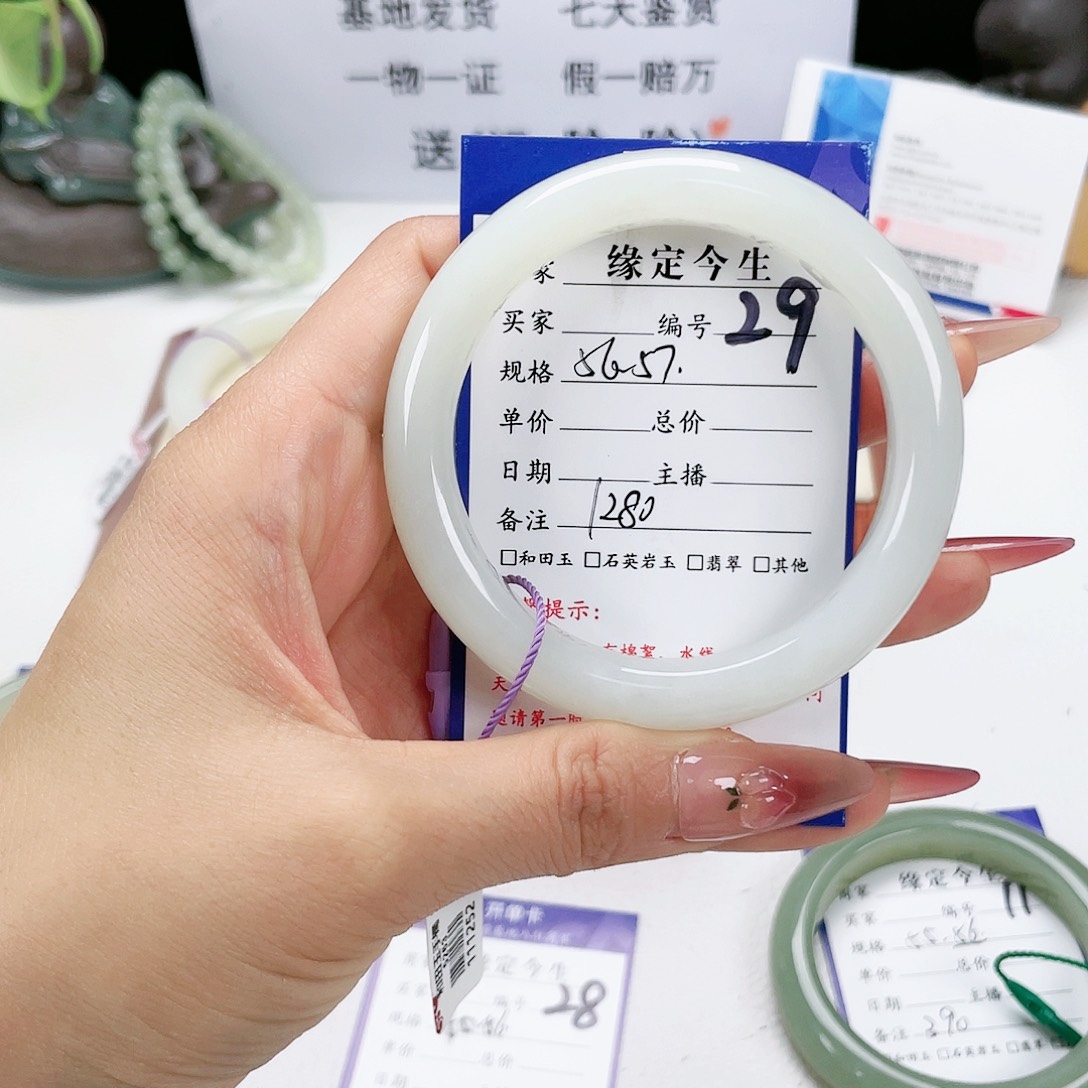 和田玉手镯未镶嵌