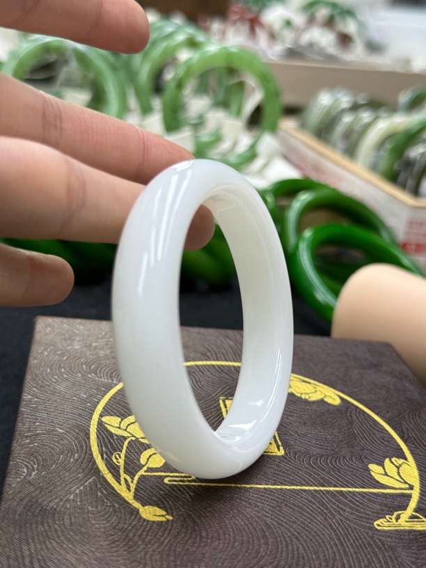 和田玉白玉手镯宽版多样性发其一