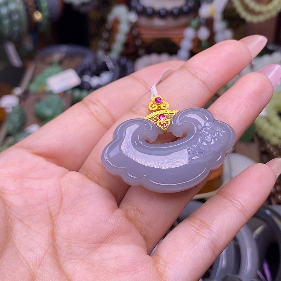 和田玉未镶嵌颈饰浓烟紫老矿料冰底金镶如意锁