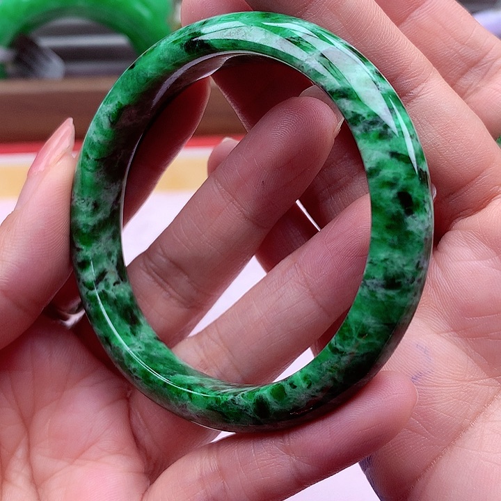 翡翠手镯未镶嵌翡翠