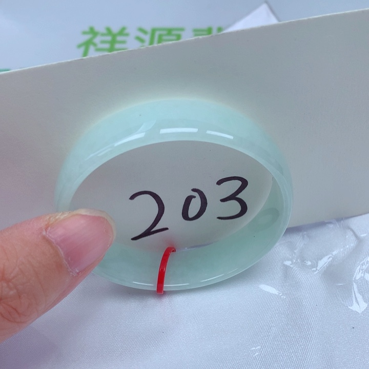 翡翠手镯未镶嵌翡翠