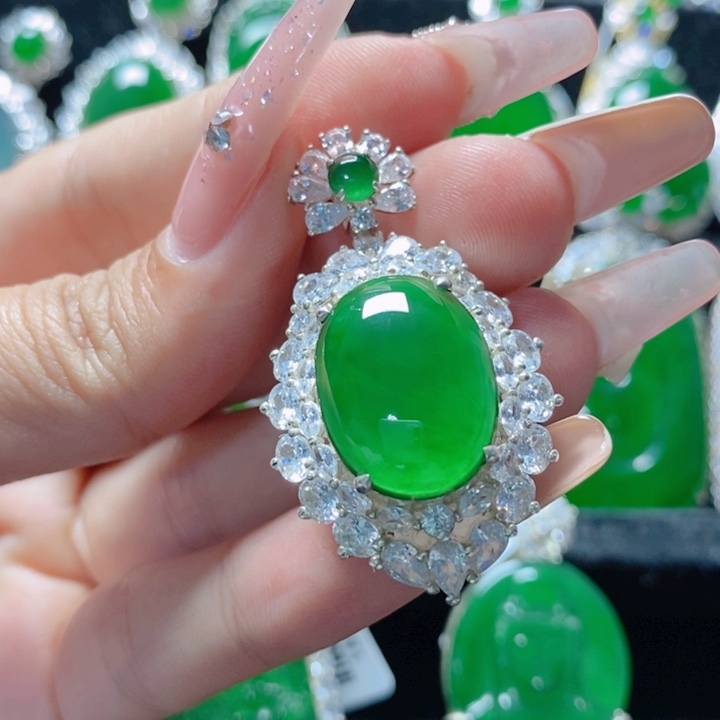 翡翠颈饰银S925镶嵌18202244。 