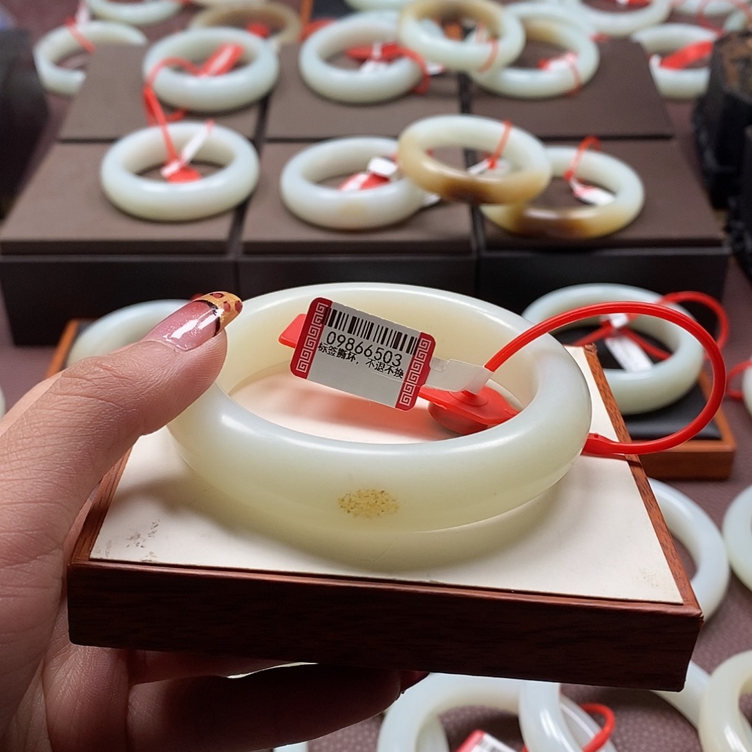 和田玉手镯未镶嵌北*