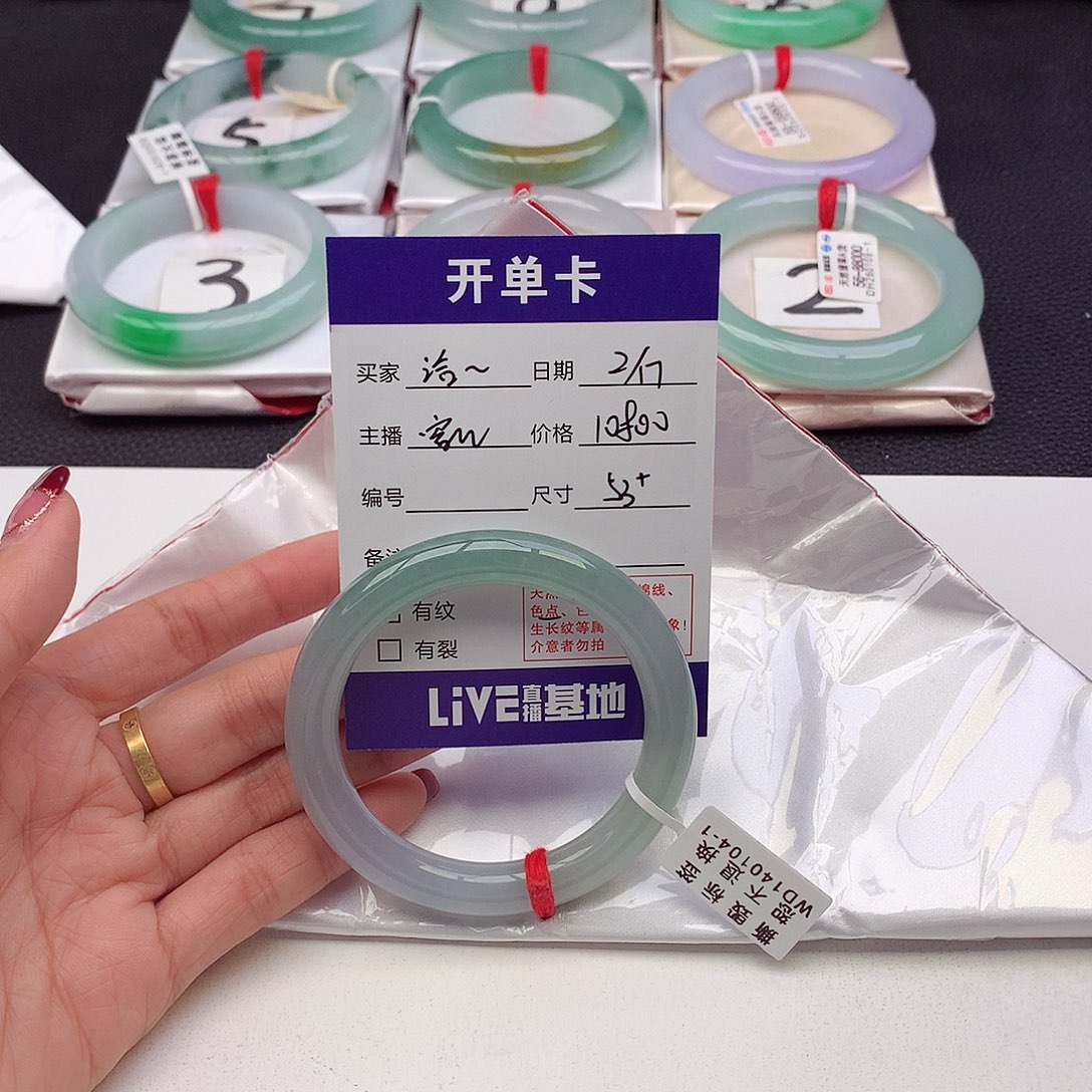 翡翠手镯未镶嵌洽*?