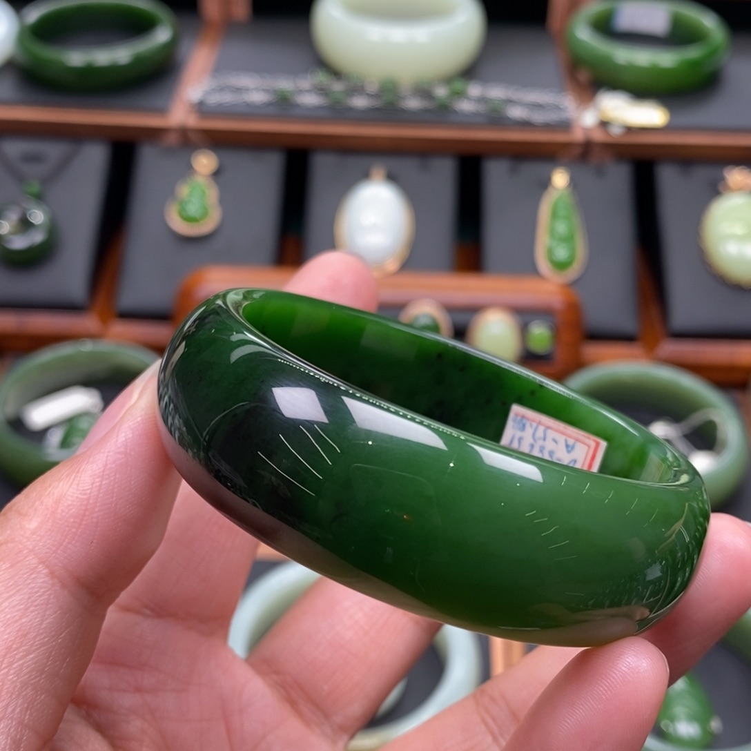 和田玉（碧玉）未镶嵌手镯