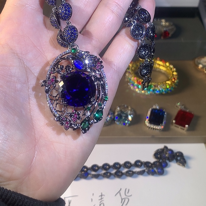 非金属紫色吊坠。           