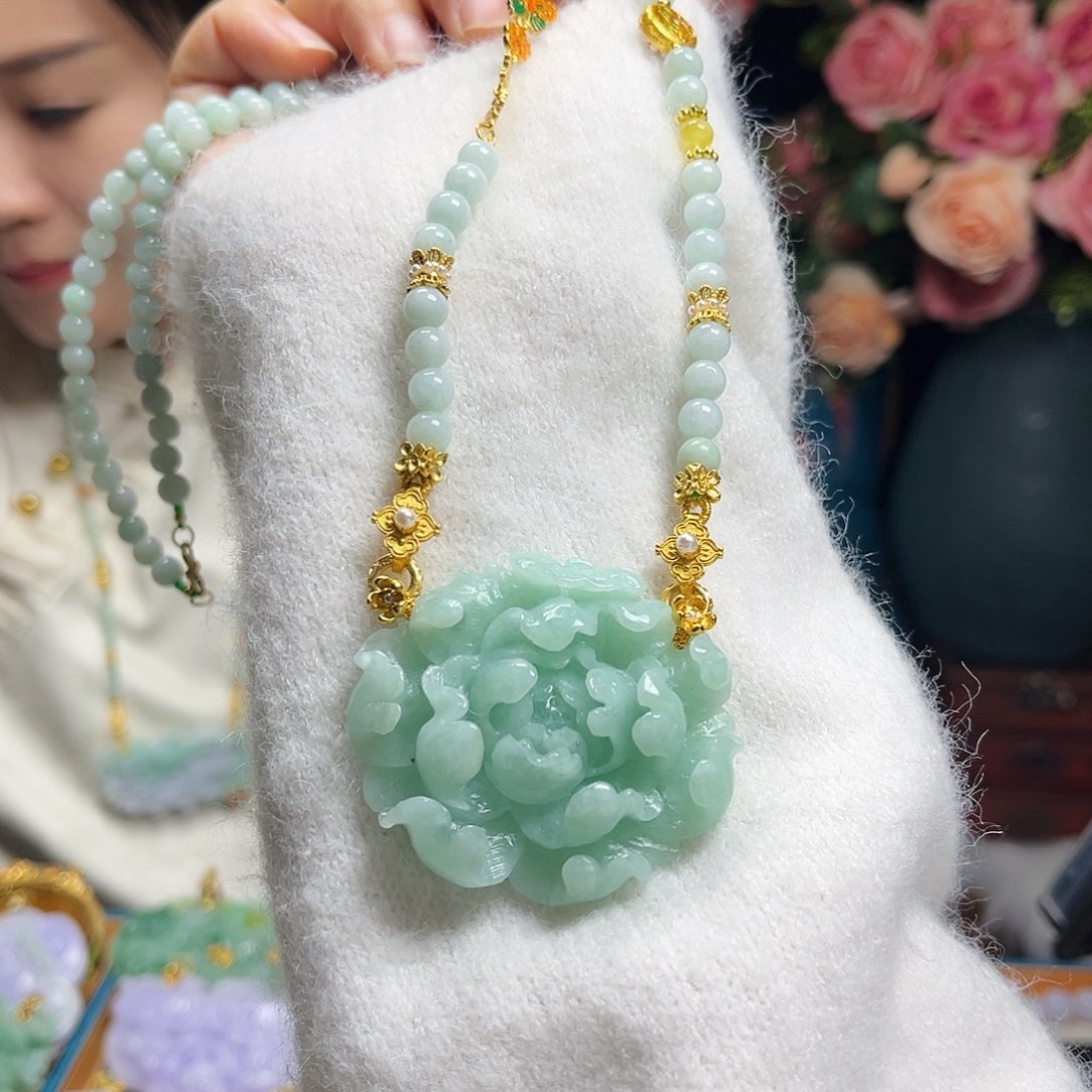 翡翠颈饰未镶嵌满绿牡丹