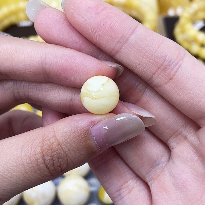 琥珀未镶嵌裸石12.4mm瑕 