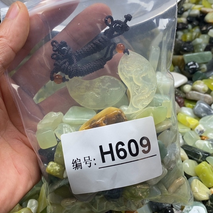 蛇纹石玉鱼缸石未镶嵌