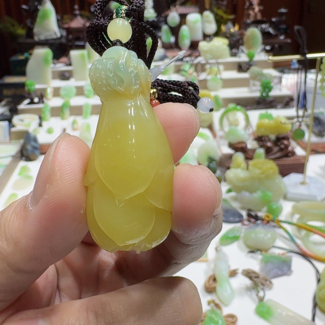 和田玉未镶嵌颈饰和田玉蓝皮黄口玉兰花挂件