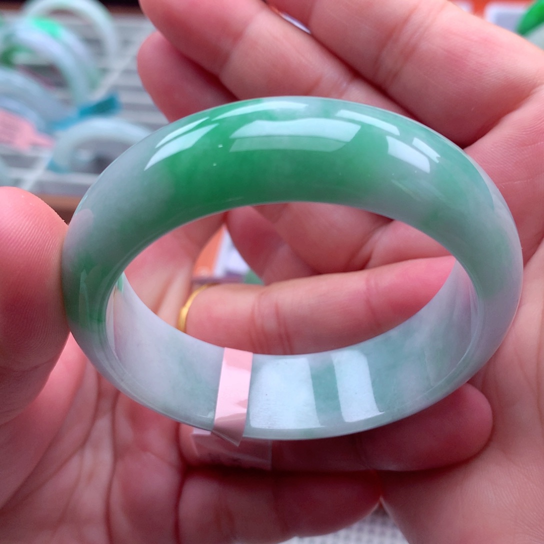 翡翠手镯未镶嵌翡翠