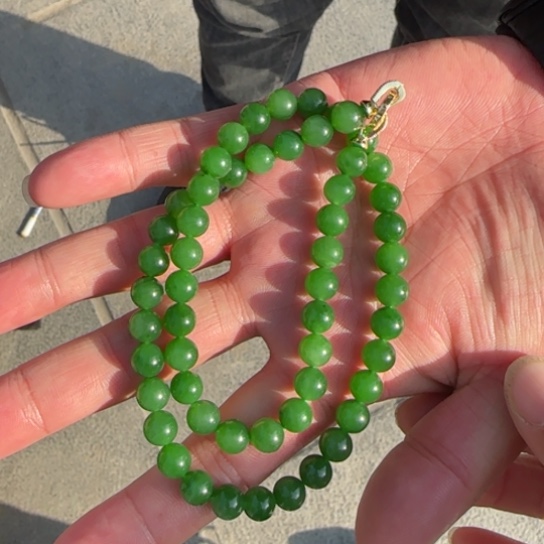 和田玉颈饰未镶嵌俄罗斯卡8色标级正阳绿，个别点