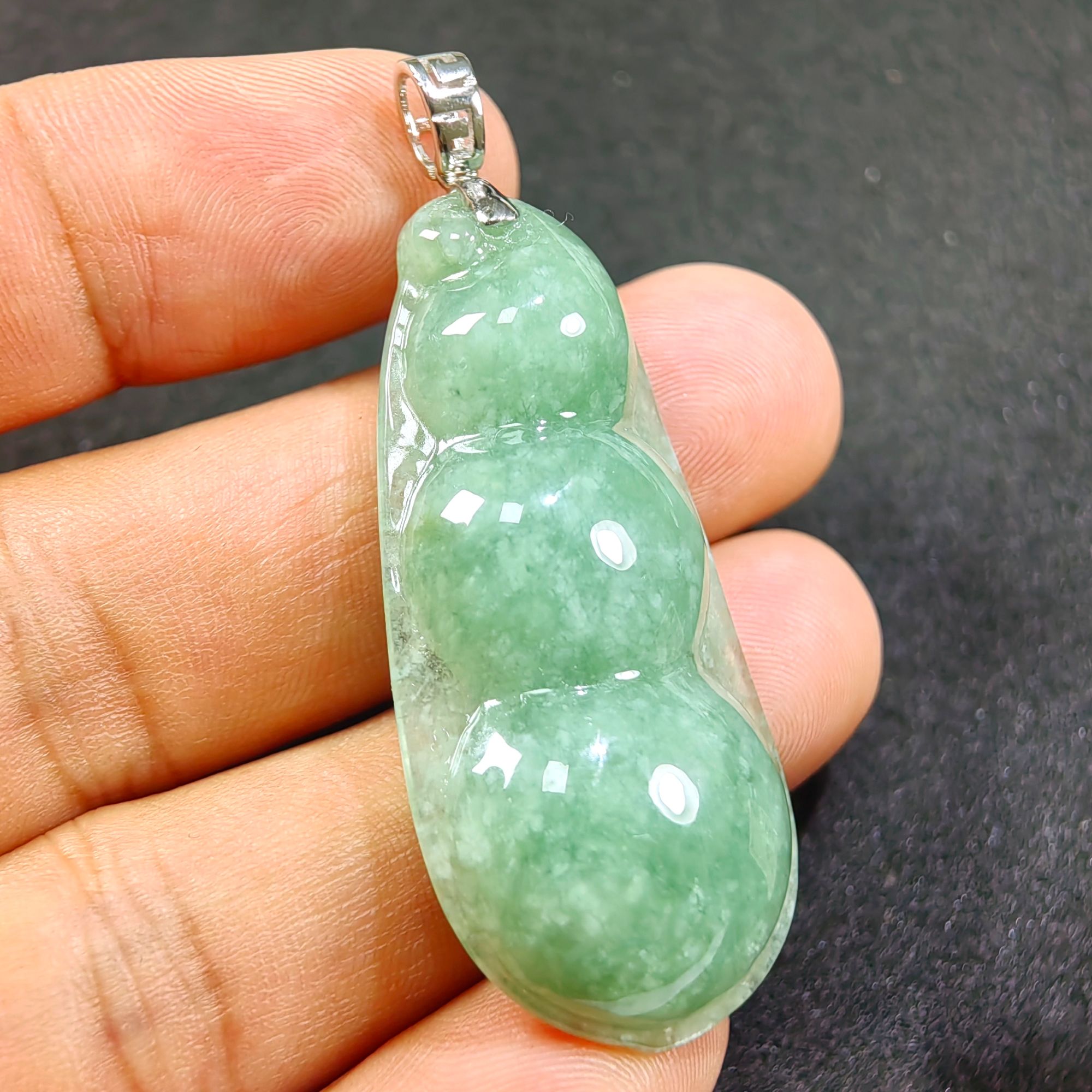 翡翠A货满绿福豆挂件（镶镀白金色银扣）