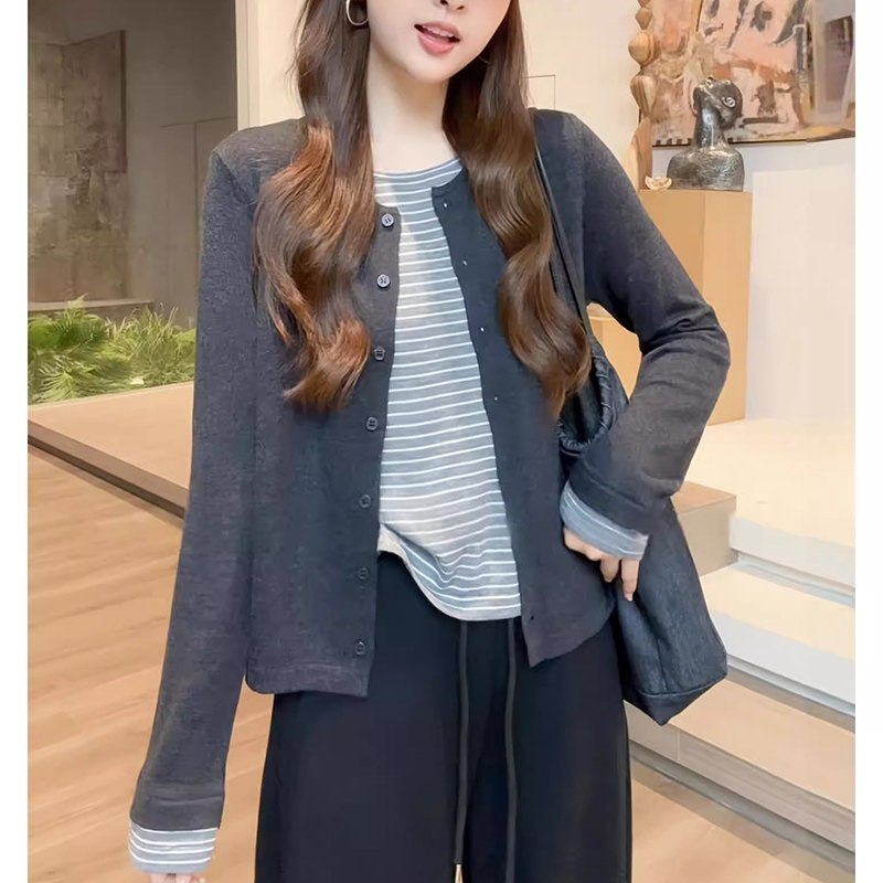 【青青】大码休闲灰色条纹长袖T恤女秋季胖MM显瘦假两件上衣70055