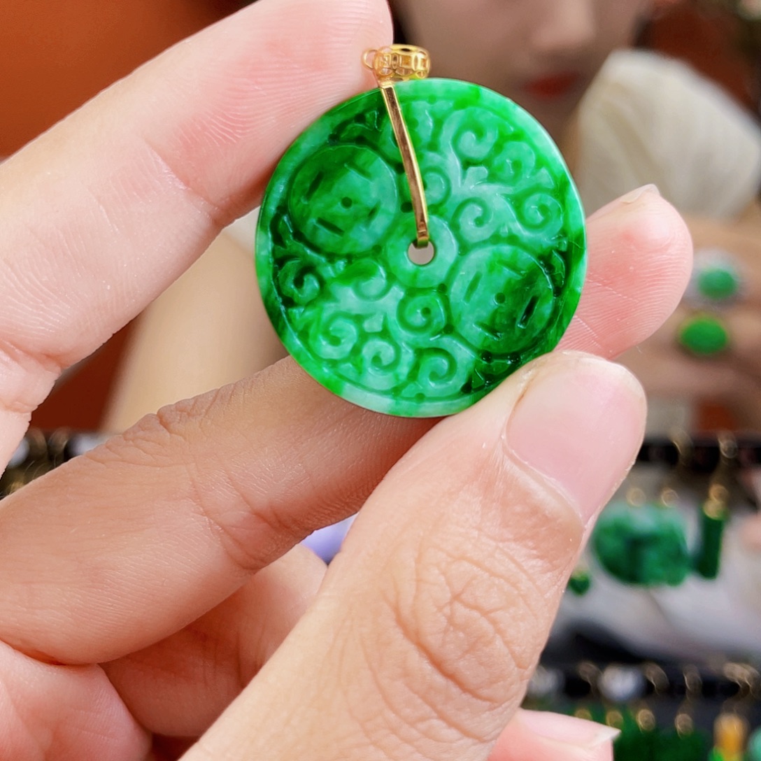 18K金镶嵌翡翠耳饰