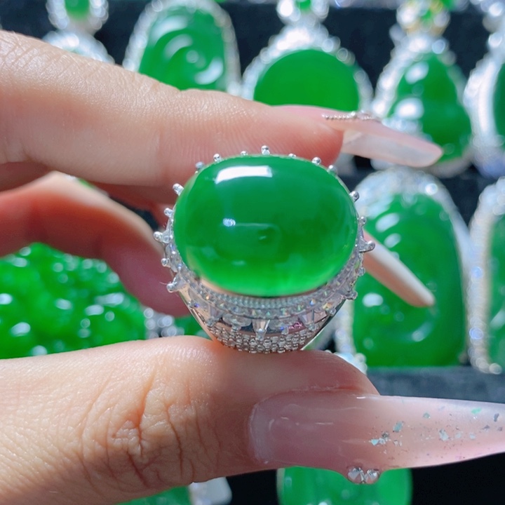 翡翠颈饰未镶嵌            