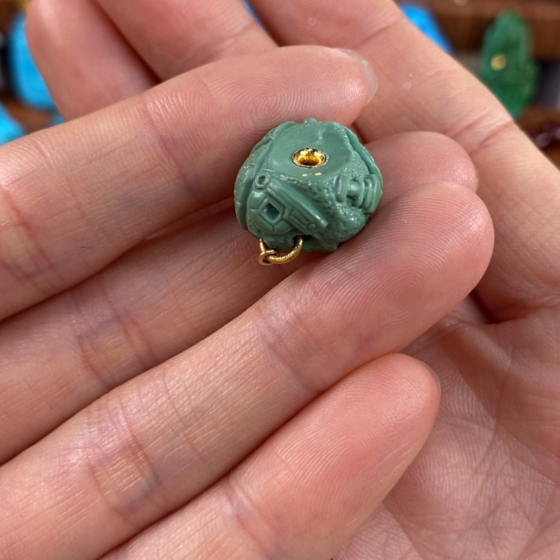 绿松石未镶嵌。大卡环