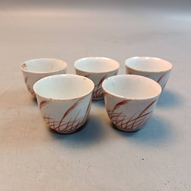 D27海 手绘唐草茶杯五客有磕 有窑点 有一道冲线