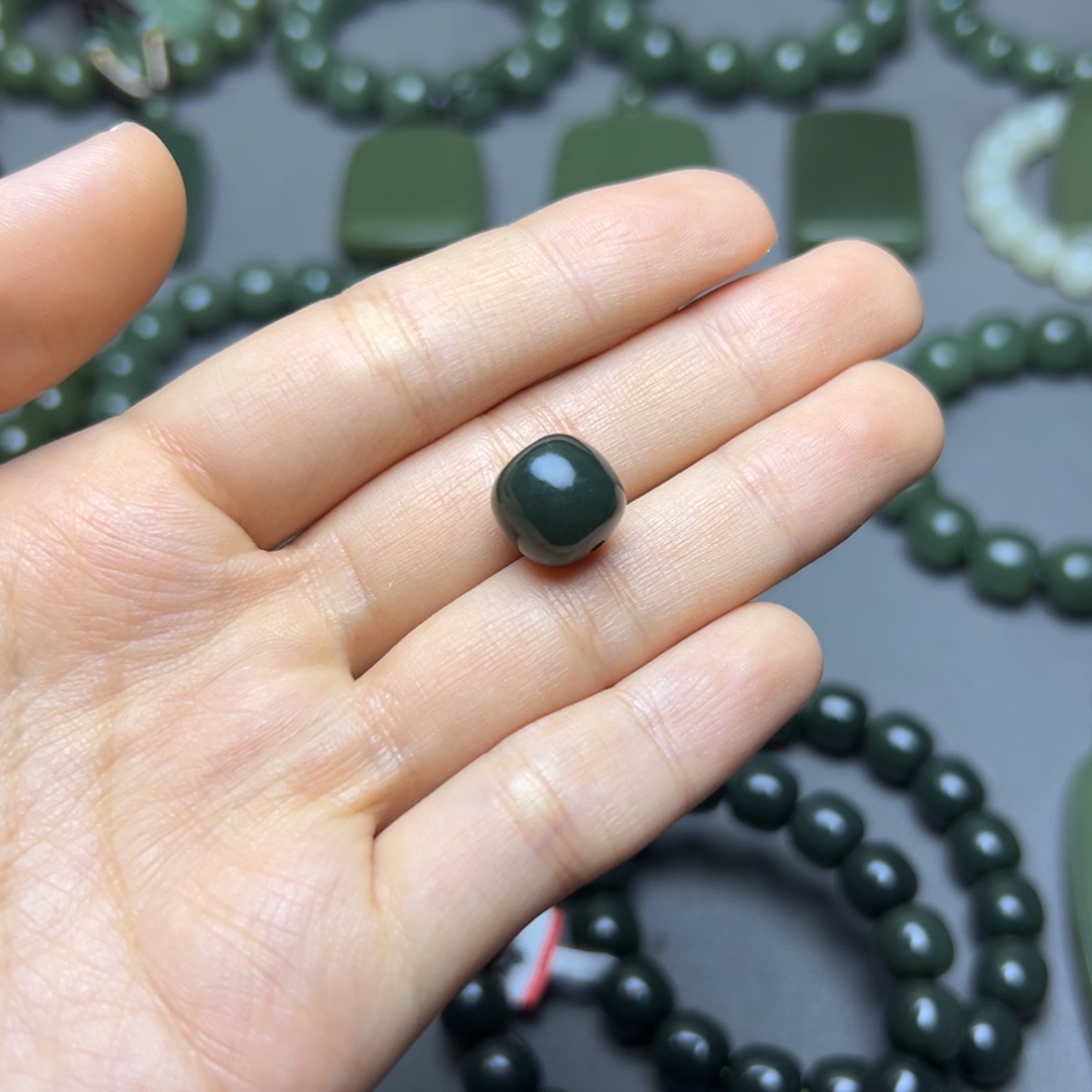 叫***？和田玉未镶嵌手链