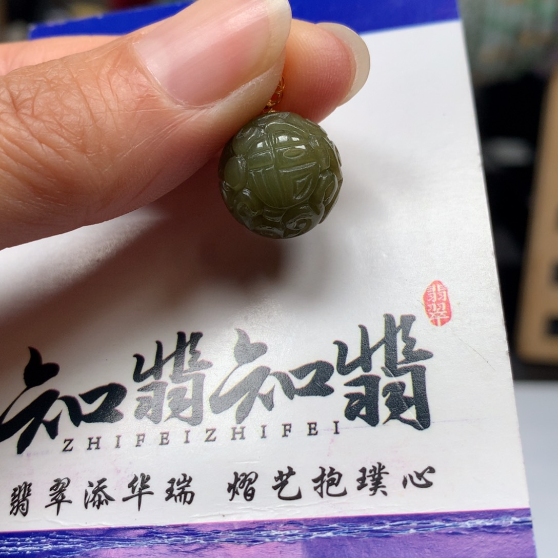 翡翠颈饰18K金镶嵌黄翡雕花单珠