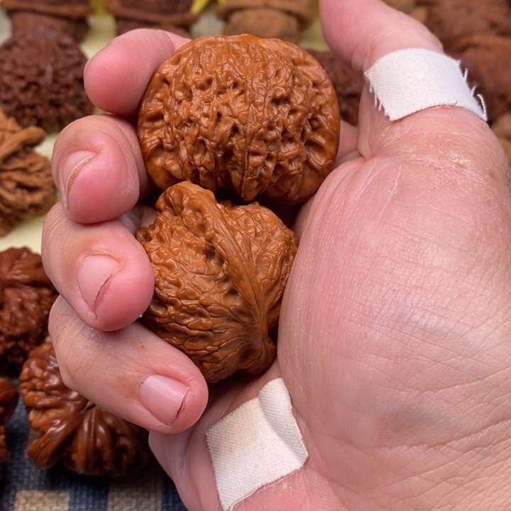 文玩核桃把件颜**理核桃