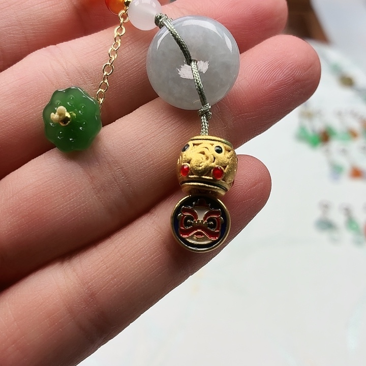翡翠未镶嵌颈饰鼓醒狮