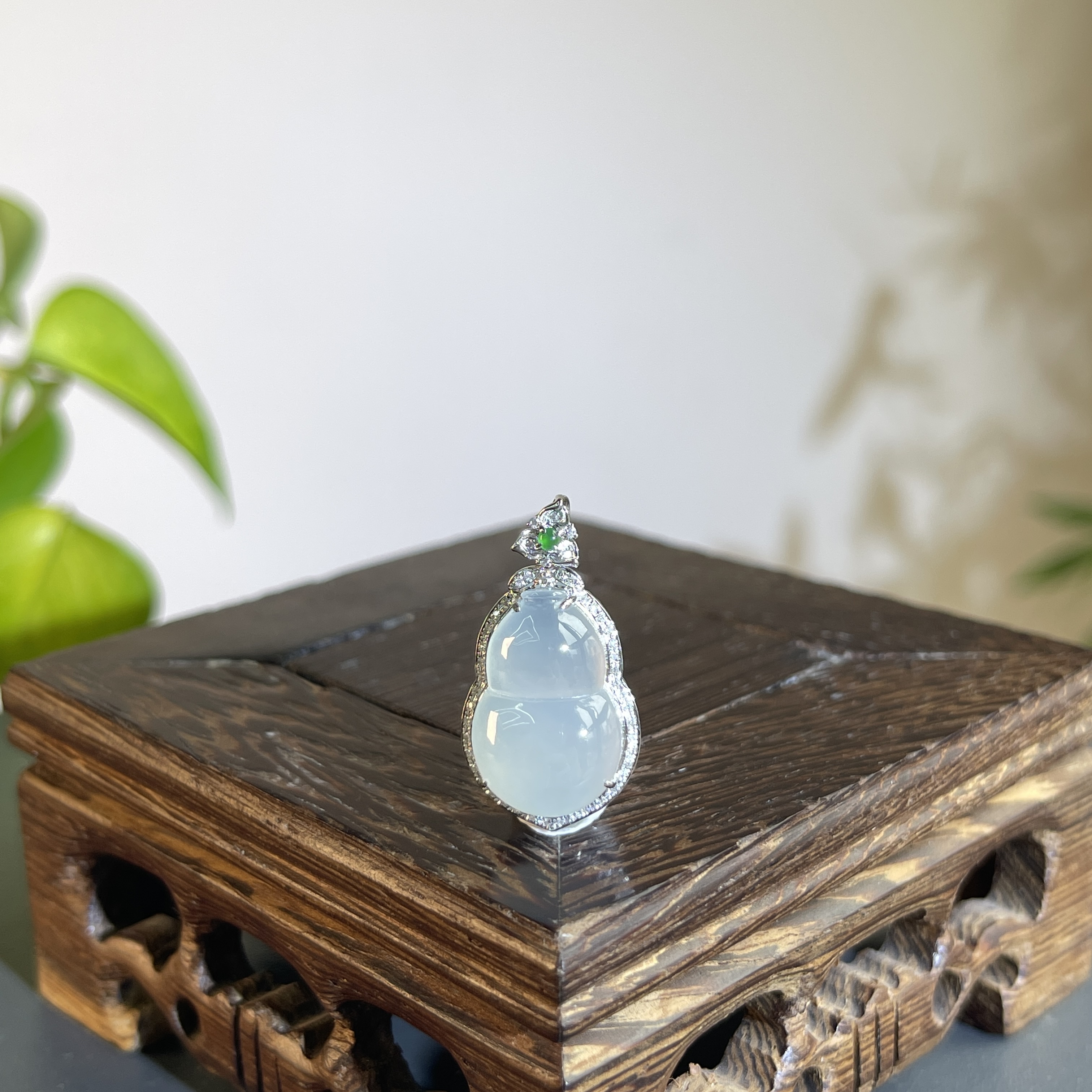 JCB19-116   天然缅甸A货翡翠   18K含钻镶嵌葫芦